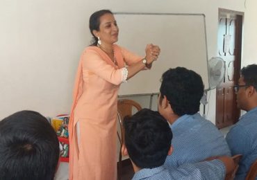 Social entrepreneur Roopa George motivating the studenrs on ” How to Save the Environment”.