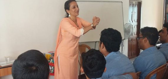 Social entrepreneur Roopa George motivating the studenrs on ” How to Save the Environment”.